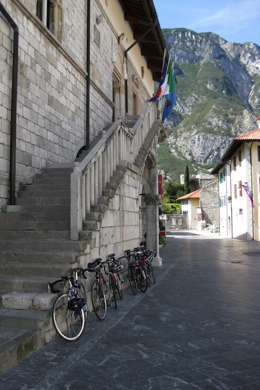 Alpinradler Rennrad Tour Friaul Venetien Veneto Karnien Venzone Rathaus