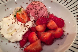 Dessert Eis mit Erdbeeren